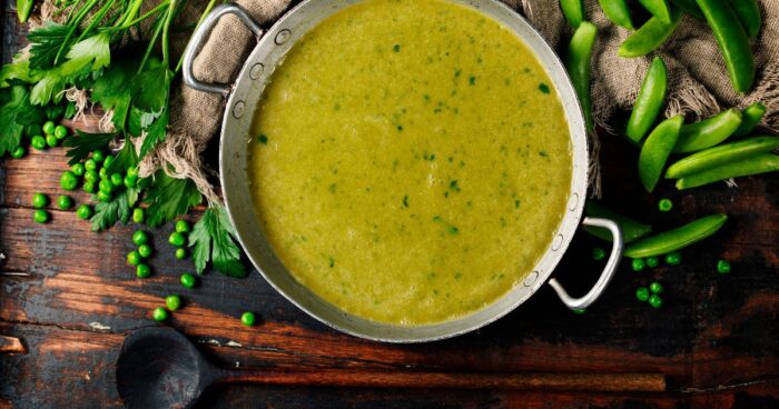 Milujete babiččinu hrachovou polévku? To vám zaručeně bude chutnat i hráškové krém bez smetany