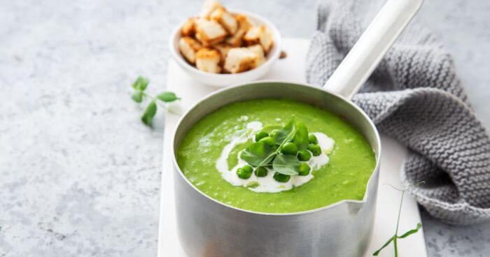 Jako u klasické hrachové polévky i krémovou polévku můžete podávat s krutony.