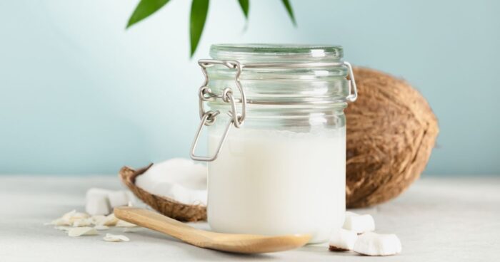 Už jste někdy ochutnali domácí kokosové máslo? Chutná jako kouličky Raffaello!