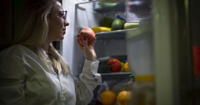 Důvodem, proč nemůžete usnout může být jídlo před spaním. Víte co ovlivňuje váš spánek?