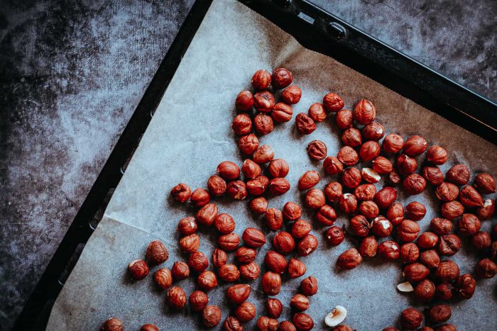 Díky pražení lískových oříšků docílíte vyniknutí chuti a aroma ořech.