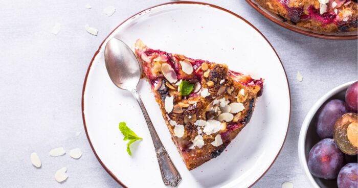 Určitě znáte tradiční francouzský koláč Tarte Tatin. Zkuste si upéct i tento křehký koláč s mandlemi.