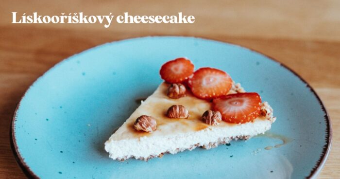 Pečený zdravý cheesecake s lískovými oříšky. Je lahodný, akorát sytý, a hlavně zdravější než klasický cheesecake.