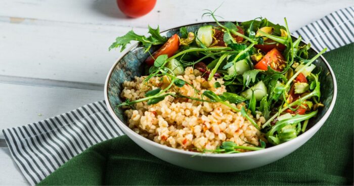 Bulgur je nutričně bohatý, hodí se i do salátů.