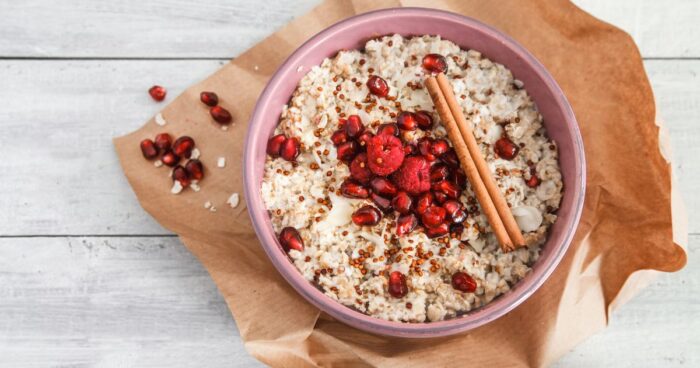 Kaši z quinoi můžete ozdobit čerstvým nebo sušeným ovocem s lžičkou ořechového másla.