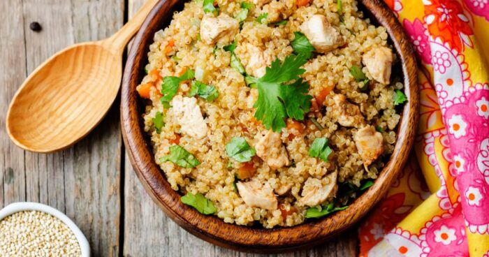 Quinoa se nejčasteji používá jako zdravá příloha k masu nebo do salátů.