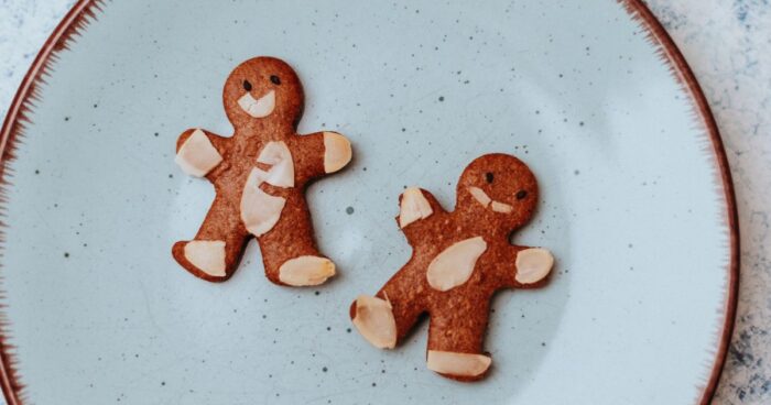 Pokud nechcete, nemusíte zdobit perníčky žádnou polevou. Můžete perníčky ozdobit mandlemi.