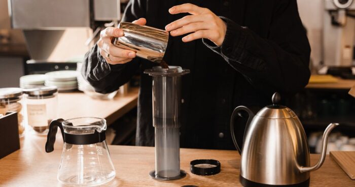Tlak na kávu v Aeropressu je silnější než v French Pressu, takže získáme více chuťových esencí.