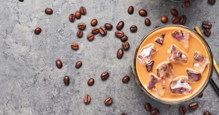 Cold brew je novinkou ve světě kávy. Už nemusíte pít přeslazené frappé a zkuste radši pravou studenou kávu.