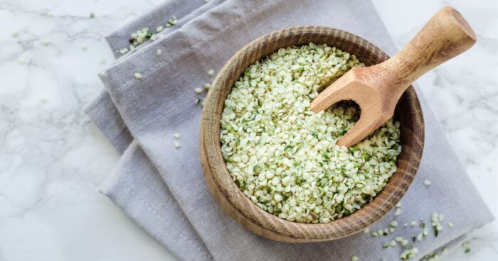 Konopná semínka jsou výživná. Ocení je sportovci, kteří potřebují dodat energii, ale nechtějí se přejídat. Pochutnávají si na nich i vyznavači moderních výživových trendů.

