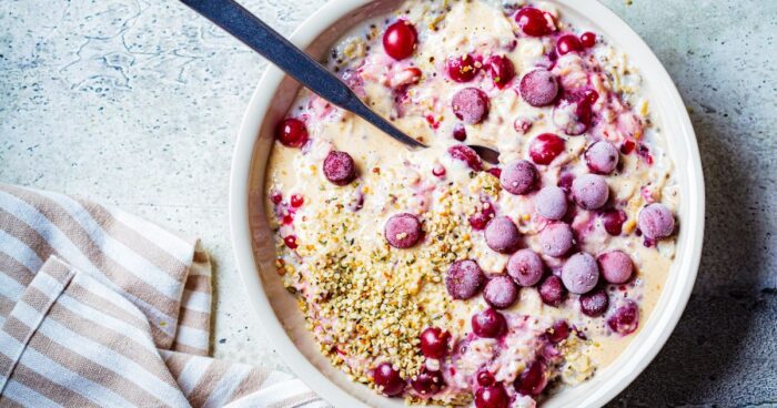 Připravte si lahodné konopné mléko, není to nic těžkého. Když ho uděláte víc, dejte ho na dva až tři dny do chladničky. Použít ho můžete do snídaňových kaší.