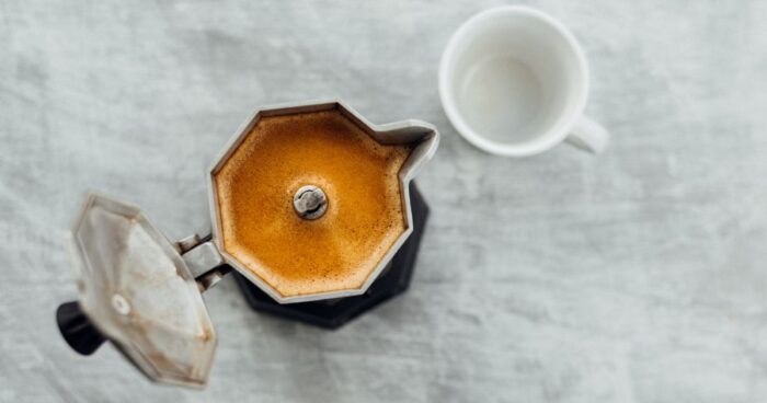 Z moka konvičky je chuť kávy nezaměnitelná. Chuť je Intenzivní a i přesto příjemně pohladí po jazyku.