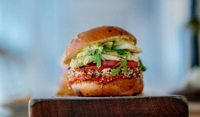 Veganský burger s tofu a konopným semínkem je skvělá alternativa hamburgeru.