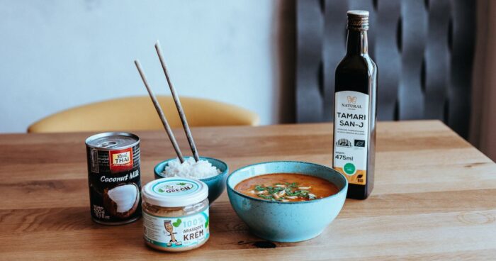 Ingredience na thajské kari- nesmí chybět kokosové mléko, tamari omáčka a arašídové máslo.