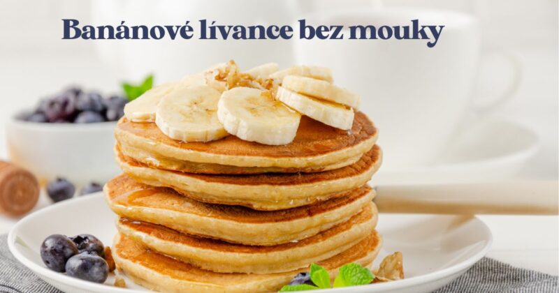 Banánové lívanečky nebo lívance s ovocem a sirupem.