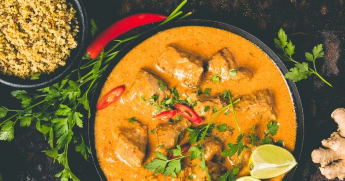 Žluté kari s kurkumou je mnohem jemnější než verze s chilli papriček.