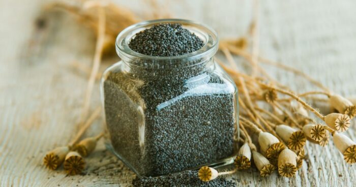 Potravinářský modrý mák má stanoveno povolené množství opiových alkaloidů, látek mající narkotický a analgetický účinek.