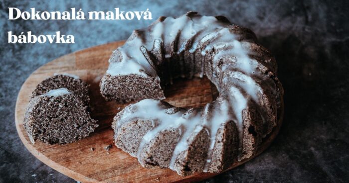 Jednoduchá nekynutá maková bábovka bez vajec je naprosto úžasná a je vhodná i pro vegany. 