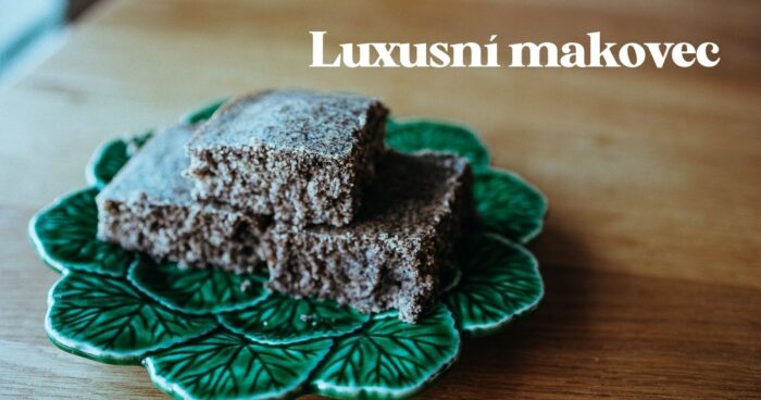 Makovec patří k nejjednodušším receptům, zvládnete ho připravit i v ty dny, kdy absolutně nestíháte. Pravý makovec nesmí být vysušený, za to by měl být vláčný a kyprý. 