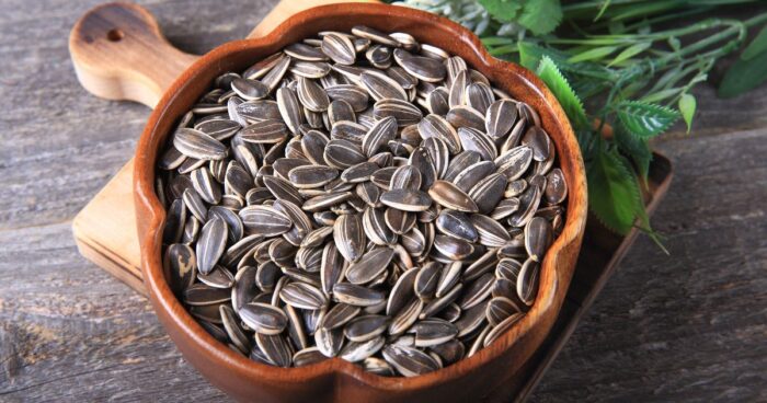 Slunečnicové semínko nevyloupané asi i vy sypete ptáčkům do krmítka.