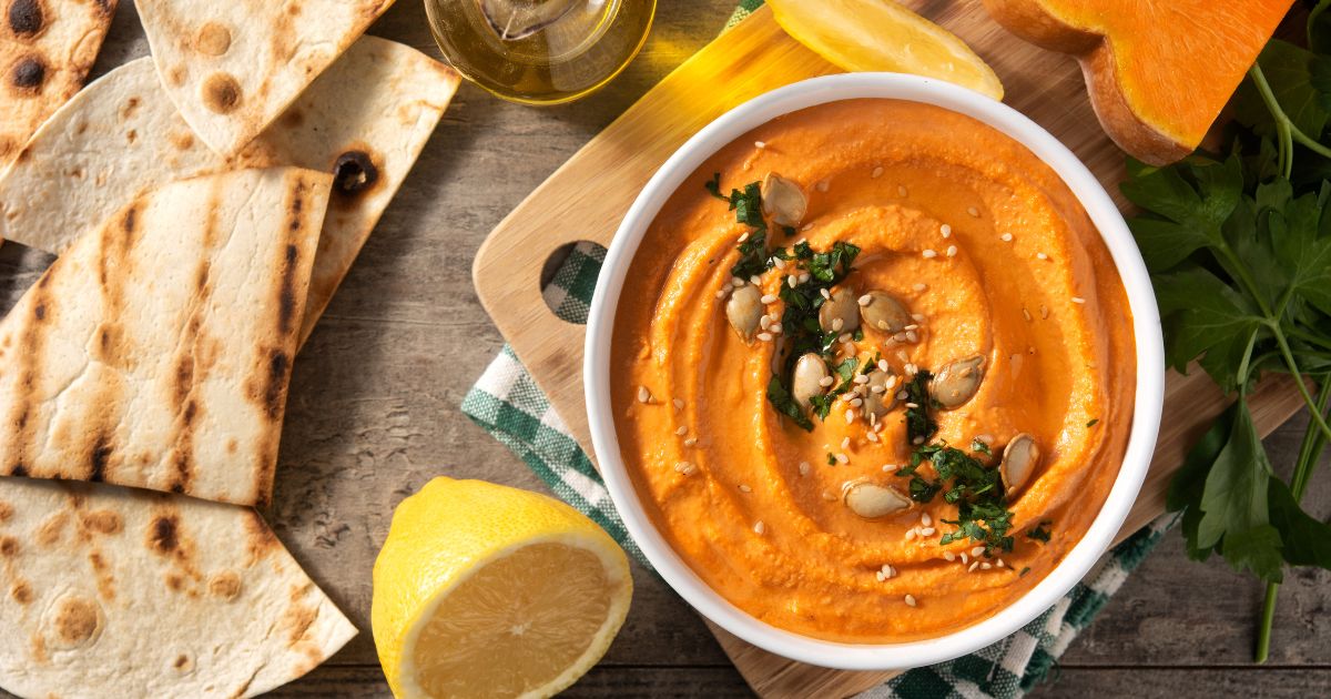 Milujete všechno s dýní nebo jich máte plný sklep? Zkuste tento jednoduchý recept na dýňový hummus.
