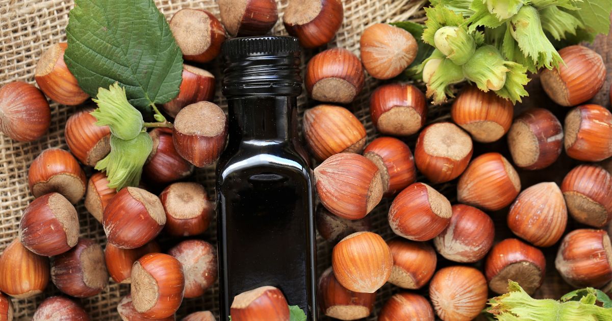 . Lískový olej patří mezi mastnější, a proto se dobře míchá s dalšími rostlinnými oleji. Díky své výborné vstřebatelnosti se také hodí jako masážní olej.