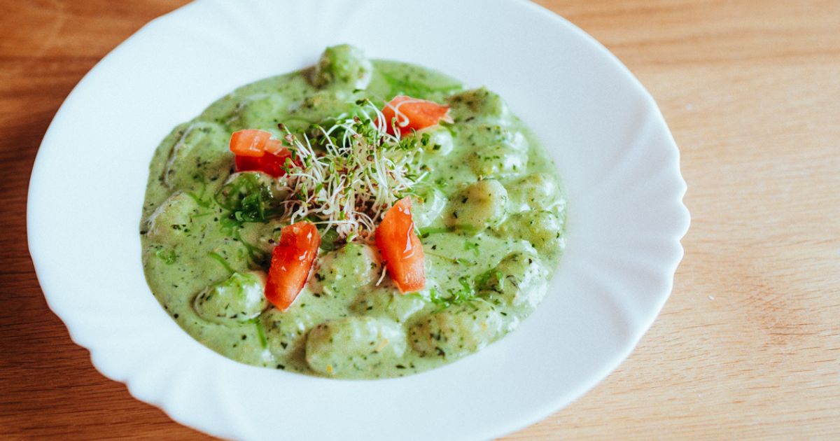 Hotové italské noky s bazalkovým pestem posypte parmazánem, výhonky nebo rajčaty.