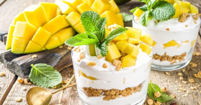 Máte rádi pečené müsli (granolu)? Vychutnejte si dezert s mangem a s domácí granolou.