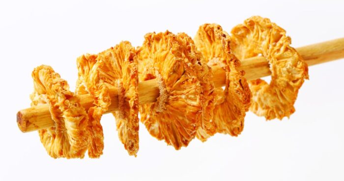 Sušený naturální ananasové plátky se skvěle hodí jako zdravá svačinka.