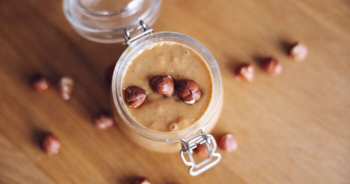 U domácích másel z ořechů máte jistotu, že obsahují ze 100 % ořechy. V obchodech bohužel často narazíte na výrobky, které obsahují konverzvanty, přidaný olej nebo dochucovadla.