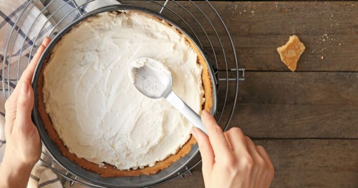 Předtím než se pustíte do přípravy tvarohového fitness cheesecaku zapněte troubu a nechte jí předehřát.