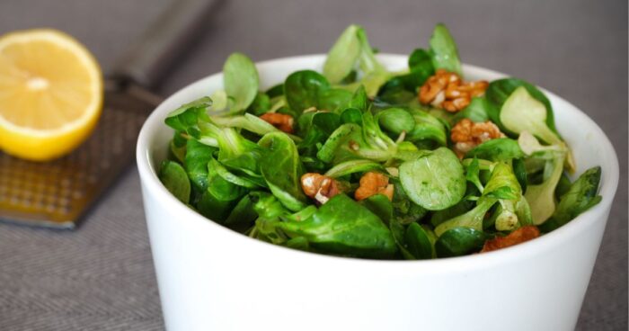 Opražené vlašské ořechy do salátu přidávají křupavou texturu, zároveň dodávají jemně praženou a oříškovou chuť.



