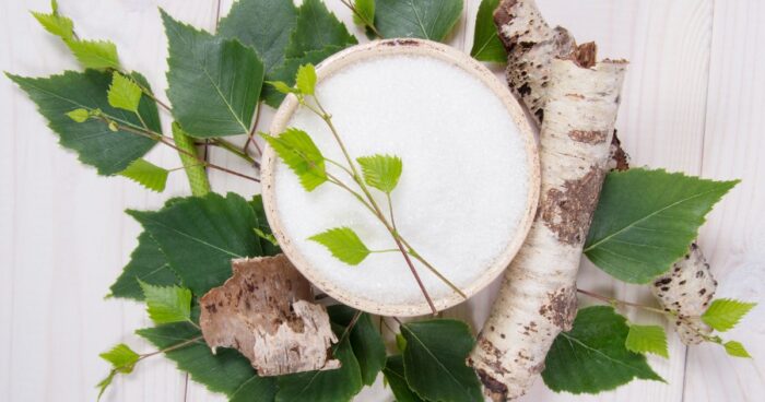 Xylitol je oblíbené, přírodní sladidlo, které se vyrábí z březové kůry. . Jedná se o vhodnou náhradu řepného cukru.