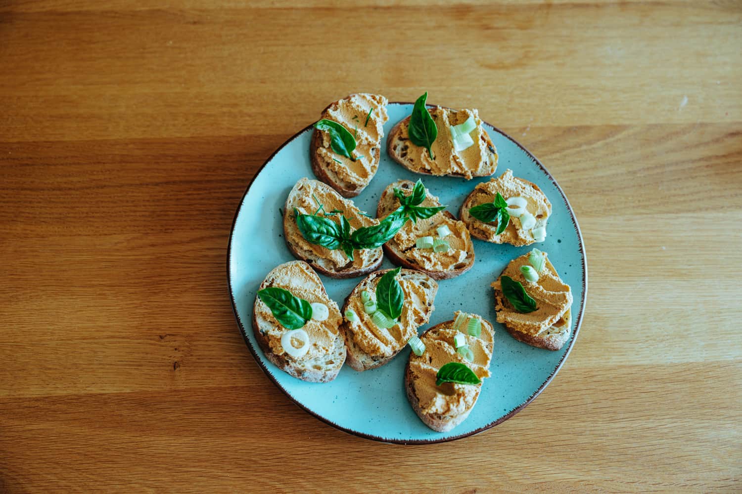 Pomazánka ze sušených rajčat a mandlí tvoří lahodnou a aromatickou chuť.