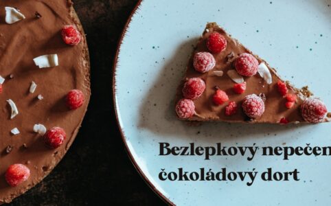 Jednoduchý bezlepkový nepečený čokoládový dort bez cukru