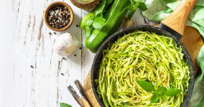 Cuketové špagety jsou lehká a nízkokalorická alternativa k tradičnímu těstovinám.