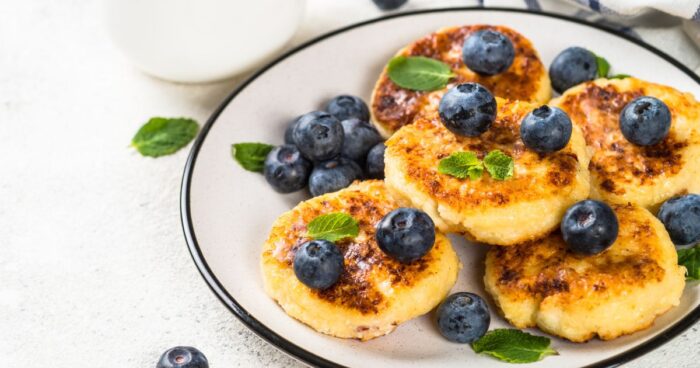 Keto dezerty se často zaměřují na nízký obsah sacharidů, využívají sladidla jako erythritol nebo stevia a často obsahují kokosovou mouku nebo mandle.