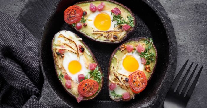 Keto recept sestávající ze zapečených lilků nabízí chutnou a nízkosacharidovou alternativu, která plně respektuje principy ketogenní stravy.