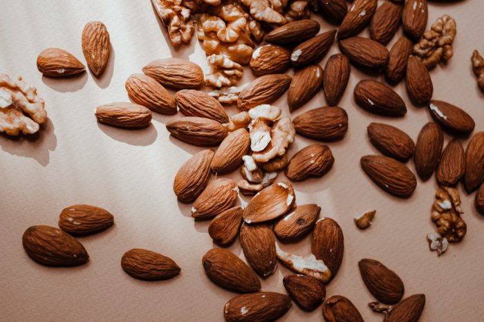Ořechy jsou často vhodnou součástí keto diety, protože jsou bohaté na zdravé tuky a vlákninu s nízkým obsahem sacharidů.