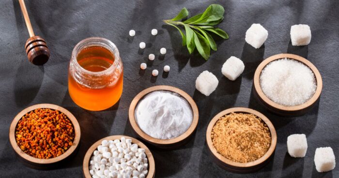 Ptáte se, co je lepší cukr nebo med? Med má vyšší sladivost, ale nižší energetickou hodnotu.