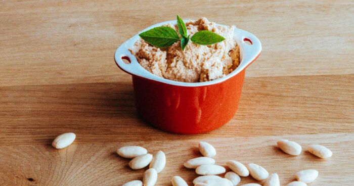 Do pomazánky z mandlí můžete přidat i med, parmezán nebo bylinky.