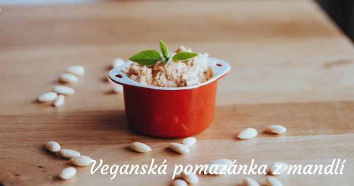 Veganská zdravá pomazánka z mandlí