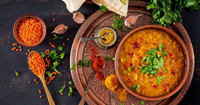 Červená čočka je vhodná pro veganskou stravu, pomáhá udržovat zdravou hmotnost a podporuje srdce.