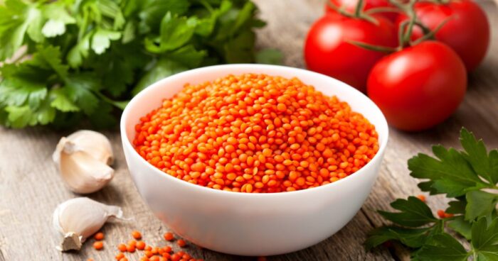 Červená čočka, malá, sytě rudá, výživná, chutná. V kuchyni skvělá zdravá volba s plnou dávkou bílkovin.