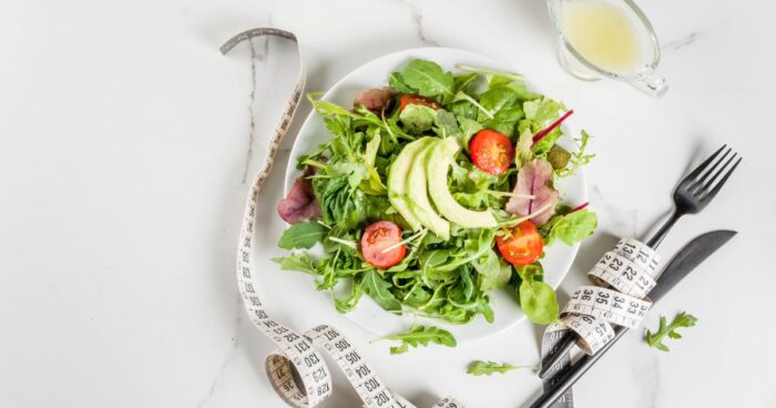 Low carb strava může být efektivním nástrojem pro hubnutí, podporujícím spalování tuků a udržení dlouhodobějšího pocitu sytosti.





