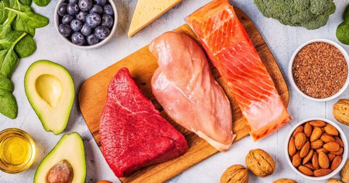 Low carb strava se zaměřuje na snížení příjmu uhlohydrátů, podporuje ketózu a může být spojena s účinným hubnutím a stabilizací hladiny cukru v krvi.





