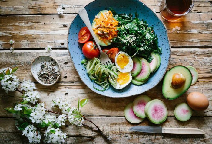 Low carb snídaně nabízejí skvělý způsob, jak začít den plný energie a bez přebytečných sacharidů.