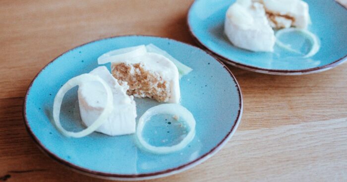 Nakládaný hermelín se často jí s cibulí.