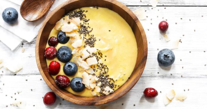 Raw snídaně jsou syrové a nezpracované pokrmy, často zahrnující čerstvé ovoce, oříšky, semena a superpotraviny, které poskytují živiny a energii bez tepelné úpravy.