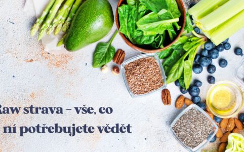 Raw strava spočívá v konzumaci syrových, nezpracovaných potravin, jako jsou ovoce, zelenina, oříšky a semena, s důrazem na zachování živin a enzymů pomocí minimálního tepelného zpracování.